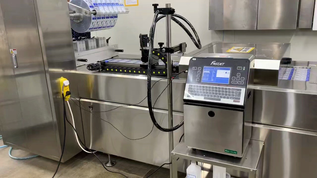 油墨噴碼機與拉伸膜包裝機配套應用 塑料包裝袋打生產日期全解析